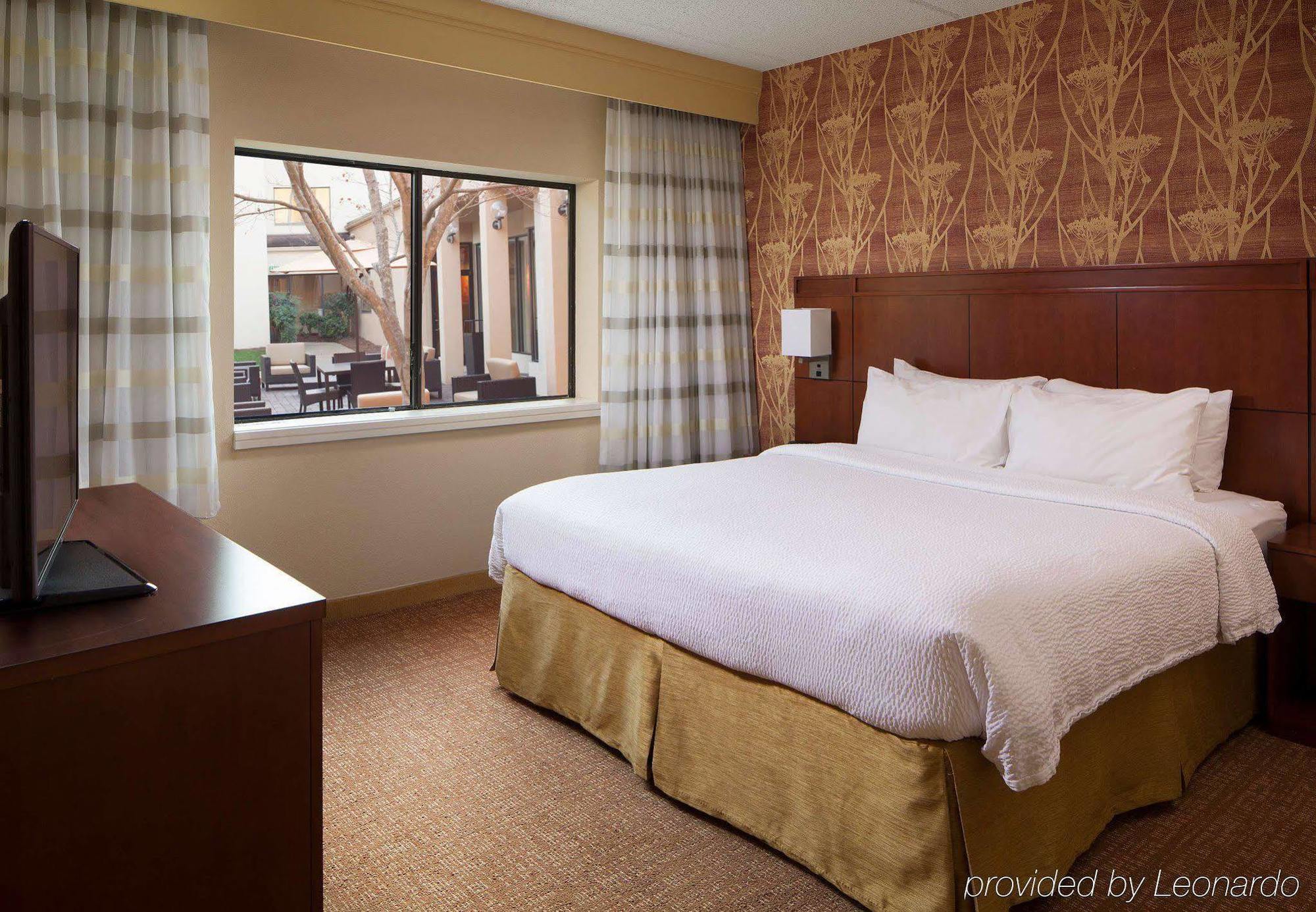 Hotel Courtyard Charlotte Arrowood Zewnętrze zdjęcie